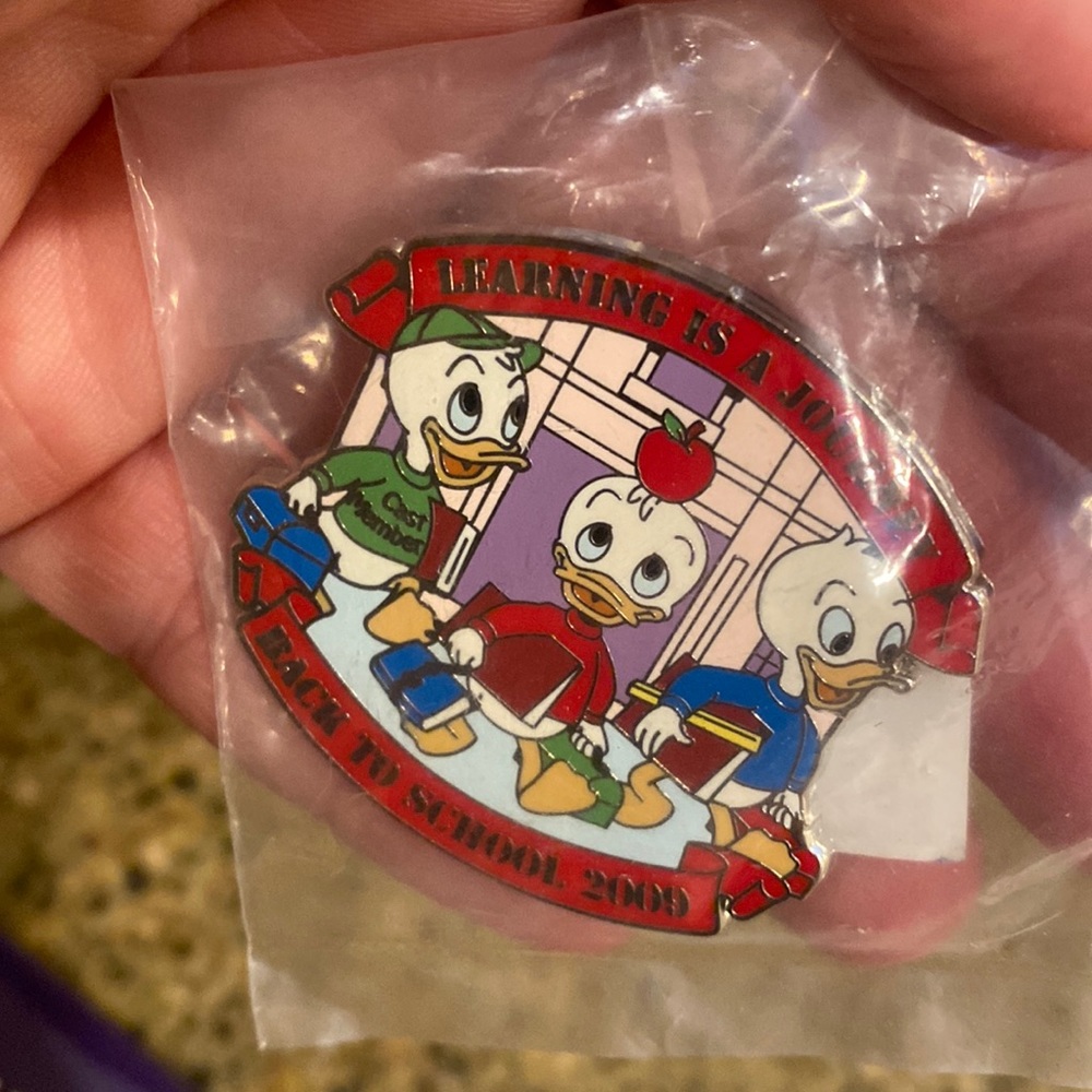 Disney Pin Back to school 2009